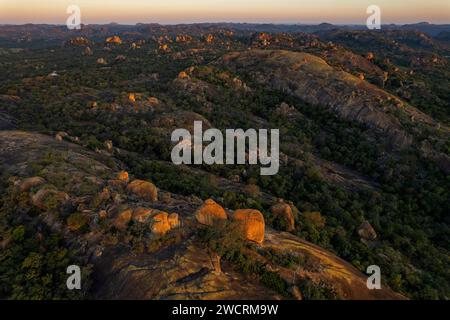 Ein Blick aus der Vogelperspektive auf die einzigartige Landschaft der Matobo-Hügel in Simbabwe. Stockfoto