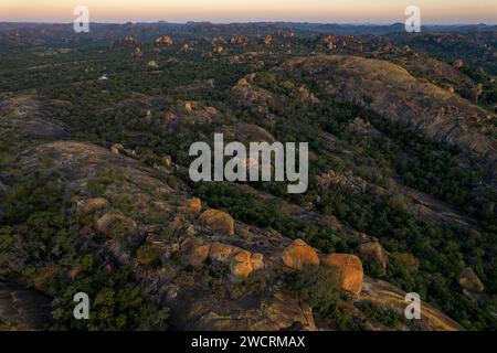 Ein Blick aus der Vogelperspektive auf die einzigartige Landschaft der Matobo-Hügel in Simbabwe. Stockfoto