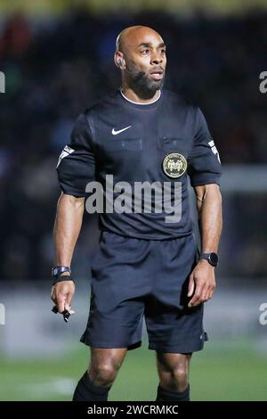 Eastleigh, Großbritannien. Januar 2024. Schiedsrichter Sam Allison in Aktion während des 3. Runde Replay Matches Eastleigh FC gegen Newport County FC Emirates FA Cup im Silverlake Stadium, Eastleigh, England, Großbritannien am 16. Januar 2024 Credit: Every Second Media/Alamy Live News Stockfoto