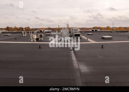 Drohnenfotografie eines großen Geschäftsgebäudes mit Klimaanlage am sonnigen Herbstmorgen Stockfoto