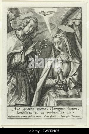 Annunciatie, Hieronymus Wierix, 1563 - vor 1619 Druck betet Maria an einem Tisch. Sie wird von dem Engel Gabriël besucht. Er sagt ihr, dass sie einen Sohn gebären wird, der Christus genannt wird. Über ihnen die Taube als Symbol des Heiligen Geistes. Am Rande ein Bibelzitat von Luc. 1 auf Lateinisch. Antwerpener Papier mit der Verkündigung: Maria, die normalerweise liest, wird vom Engel besucht (manchmal hört eine Frau das Gespräch) Stockfoto