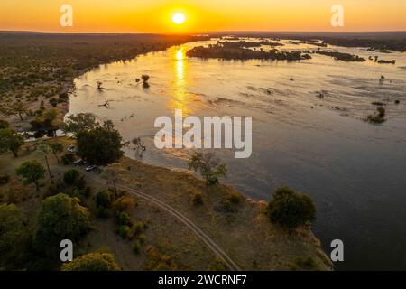 Der Sonnenaufgang kann über dem Sambesi-Fluss im Simbabwes Zambezi-Nationalpark, Victoria Falls, beobachtet werden. Stockfoto