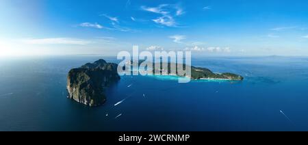 Panoramablick von oben, atemberaubender Blick aus der Luft auf Ko Phi Phi Don. Ko Phi Phi Don ist die Hauptinsel des thailändischen Ko Phi Phi Archipels. Stockfoto