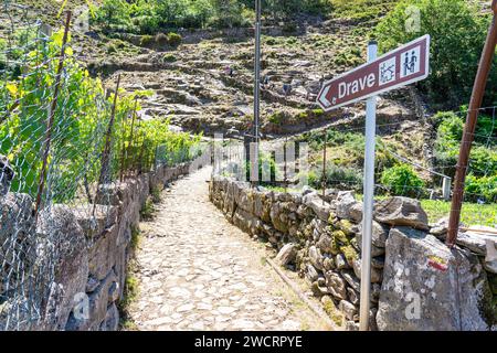 Fußgängerweg von Aldeia de Regoufe zum unbewohnten Dorf Drave, dem abgelegensten in Portugal. Stockfoto