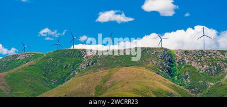 Windgeneratoren auf dem Berg mit blauem Himmel und Wolken Stockfoto