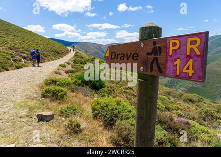 Hinweis auf den Fußgängerweg von Aldeia de Regoufe zum unbewohnten Dorf Drave. Stockfoto