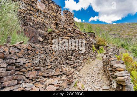 Fußgängerweg von Aldeia de Regoufe zum unbewohnten Dorf Drave, dem abgelegensten in Portugal. Stockfoto