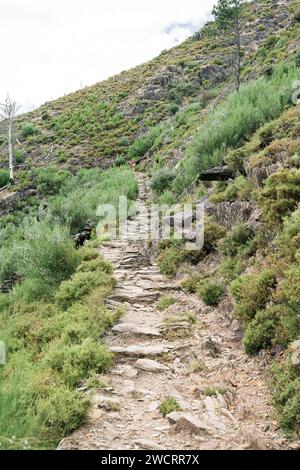 Fußgängerweg von Aldeia de Regoufe zum unbewohnten Dorf Drave, dem abgelegensten in Portugal. Stockfoto