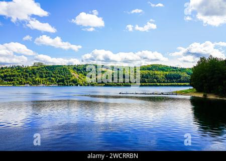 Blick auf das Biggesee bei Attendorn im Stadtteil Olpe mit der umliegenden Natur. Landschaft am See im Sauerland. Bigge Dam. Stockfoto