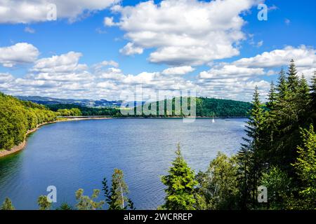 Blick auf das Biggesee bei Attendorn im Stadtteil Olpe mit der umliegenden Natur. Landschaft am See im Sauerland. Bigge Dam. Stockfoto