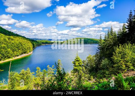Blick auf das Biggesee bei Attendorn im Stadtteil Olpe mit der umliegenden Natur. Landschaft am See im Sauerland. Bigge Dam. Stockfoto