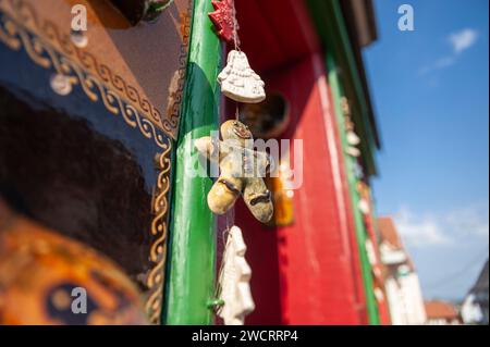 Ausstellung von Keramik und Töpferwaren im Geschäft, Soufflenheim, Elsass, Frankreich, Europa Stockfoto