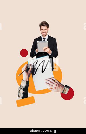 Vertikale Collage kreatives Poster Karikatur Hand schreiben Literatur glücklich aufgeregter junger Mann lesen Arbeit ungewöhnlicher leerer beiger Hintergrund Stockfoto