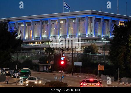 Blick in die Abenddämmerung der Knesset, der nationalen Legislaturperiode Israels, in Kiryat HaLeom, auch bekannt als Kiryat HaUma, das traditionell als der nördliche Teil des Givat RAM Stadtviertels in West-Jerusalem galt. Israel Stockfoto