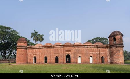 Seitenansicht der alten 60 Kuppelmoschee im alten Khalifatabad, einem UNESCO-Weltkulturerbe, Bagerhat, Bangladesch Stockfoto