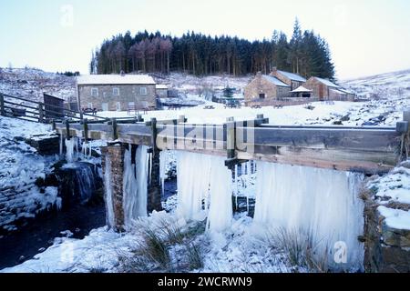 Eiszapfen hängen an einer Brücke in der Killhope Slate Mine im County Durham, wo die Temperaturen bis auf -8 °C sanken In dieser Woche werden die Temperaturen unter dem Gefrierpunkt und der Schnee für einen Großteil Großbritanniens anhalten, da die arktische Luft kalt ist, bevor das „potenziell störende“ stürmische Wetter am Wochenende landet. Bilddatum: Mittwoch, 17. Januar 2024. Stockfoto