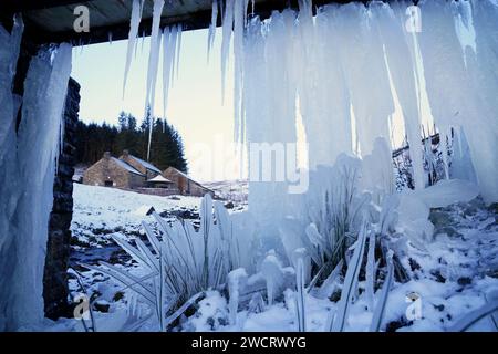 Eiszapfen hängen an einer Brücke in der Killhope Slate Mine im County Durham, wo die Temperaturen bis auf -8 °C sanken In dieser Woche werden die Temperaturen unter dem Gefrierpunkt und der Schnee für einen Großteil Großbritanniens anhalten, da die arktische Luft kalt ist, bevor das „potenziell störende“ stürmische Wetter am Wochenende landet. Bilddatum: Mittwoch, 17. Januar 2024. Stockfoto