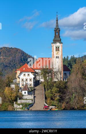 Eine majestätische Insel mit Kirche erhebt sich aus dem ruhigen Wasser des Bleder Sees in Slowenien Stockfoto