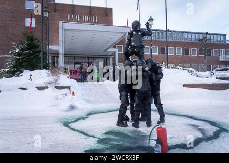 Sandefjord 20240116.Aktivisten der Extinction Rebellion demonstrieren während des Öl- und energiepolitischen Seminars vor dem Scandic Park Hotel in Sandefjord, wo unter anderem Energieminister Terje Assland neue Öllizenzen vergeben muss. Foto: Heiko Junge / NTB Stockfoto