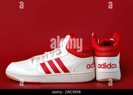 Adidas Sportschuhe Basketball Basketball Basketball 3,0 Mid Classic auf rotem Hintergrund Stockfoto