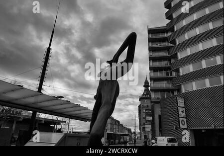 LAUSANNE, SCHWEIZ - 3. JANUAR 2024: Place Chauderon, Face au Vent, Bronzeskultur von Jacques Basler Stockfoto