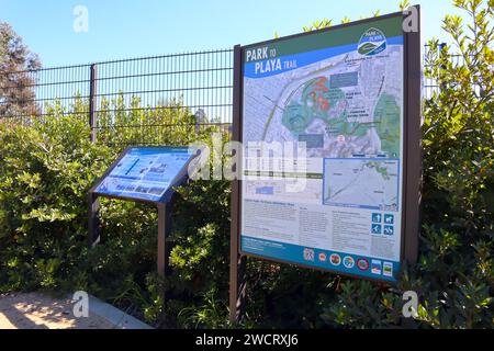 Culver City, Kalifornien: Schild „Park to Playa Trail“ am Stoneview Nature Center, Garten und Bildungseinrichtung am 5950 Stoneview Dr, Culver City Stockfoto