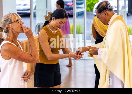 Priester, der die Kommunion bei Maria feiert, Hilfe der Christen Katholische Kirche, Ko Samui, Chaweng, Thailand Stockfoto