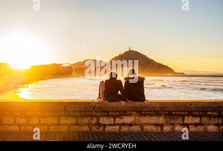 Zurriola Beach bei Sonnenuntergang mit Monte Urgull im Hintergrund. San Sebastian, Baskenland, Guipuzcoa. Spanien. Stockfoto