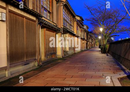 Kazuemachi Chaya District mit Teehäusern und Geschäften in Kazuemachi, Kanazawa, Ishikawa, Japan Stockfoto