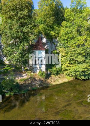 Alte Wallfahrtskirche St. Wendel am Stein direkt am Berg mit Bäumen im Sommer, Drohnenschießen Stockfoto