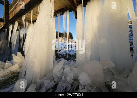 Eiszapfen hängen an einer Brücke in der Killhope Slate Mine im County Durham, wo die Temperaturen bis auf -8 °C sanken In dieser Woche werden die Temperaturen unter dem Gefrierpunkt und der Schnee für einen Großteil Großbritanniens anhalten, da die arktische Luft kalt ist, bevor das „potenziell störende“ stürmische Wetter am Wochenende landet. Bilddatum: Mittwoch, 17. Januar 2024. Stockfoto