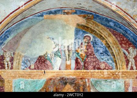 Gesù in croce con la Vergine e Maria Maddalena - affresco - pittore lombardo del prima metà del XV secolo - Barco di Orzinuovi (Bs) chiesa della Madon Stockfoto