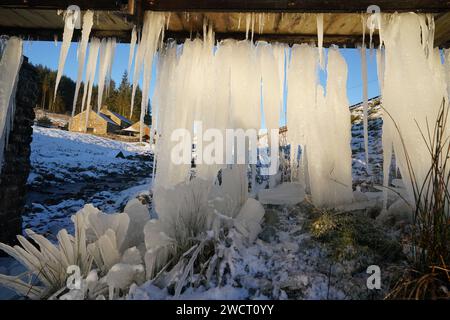 Eiszapfen hängen an einer Brücke in der Killhope Slate Mine im County Durham, wo die Temperaturen bis auf -8 °C sanken In dieser Woche werden die Temperaturen unter dem Gefrierpunkt und der Schnee für einen Großteil Großbritanniens anhalten, da die arktische Luft kalt ist, bevor das „potenziell störende“ stürmische Wetter am Wochenende landet. Bilddatum: Mittwoch, 17. Januar 2024. Stockfoto