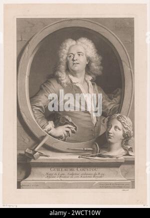 Portret van Guillaume Coustou, Nicolas de Larmessin (III), nach Jacques de Lyen, 1730 Druckpapierstich / Gravur historischer Personen. Porträt, Selbstporträt des Bildhauers Stockfoto