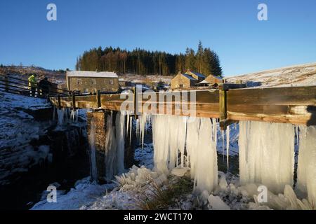 Eiszapfen hängen an einer Brücke in der Killhope Slate Mine im County Durham, wo die Temperaturen bis auf -8 °C sanken In dieser Woche werden die Temperaturen unter dem Gefrierpunkt und der Schnee für einen Großteil Großbritanniens anhalten, da die arktische Luft kalt ist, bevor das „potenziell störende“ stürmische Wetter am Wochenende landet. Bilddatum: Mittwoch, 17. Januar 2024. Stockfoto