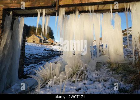 Eiszapfen hängen an einer Brücke in der Killhope Slate Mine im County Durham, wo die Temperaturen bis auf -8 °C sanken In dieser Woche werden die Temperaturen unter dem Gefrierpunkt und der Schnee für einen Großteil Großbritanniens anhalten, da die arktische Luft kalt ist, bevor das „potenziell störende“ stürmische Wetter am Wochenende landet. Bilddatum: Mittwoch, 17. Januar 2024. Stockfoto