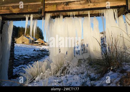 Eiszapfen hängen an einer Brücke in der Killhope Slate Mine im County Durham, wo die Temperaturen bis auf -8 °C sanken In dieser Woche werden die Temperaturen unter dem Gefrierpunkt und der Schnee für einen Großteil Großbritanniens anhalten, da die arktische Luft kalt ist, bevor das „potenziell störende“ stürmische Wetter am Wochenende landet. Bilddatum: Mittwoch, 17. Januar 2024. Stockfoto