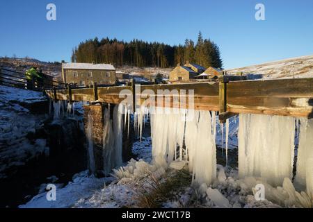 Eiszapfen hängen an einer Brücke in der Killhope Slate Mine im County Durham, wo die Temperaturen bis auf -8 °C sanken In dieser Woche werden die Temperaturen unter dem Gefrierpunkt und der Schnee für einen Großteil Großbritanniens anhalten, da die arktische Luft kalt ist, bevor das „potenziell störende“ stürmische Wetter am Wochenende landet. Bilddatum: Mittwoch, 17. Januar 2024. Stockfoto