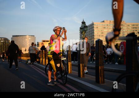 14. September 2022: Die Westminster Bridge ist für den Verkehr am Tag der Prozession gesperrt, die die Königin vom Buckingham Palace zur Westminster Hall bringt, wo sie bis zur Beerdigung am Montag im Staat liegt. Stockfoto