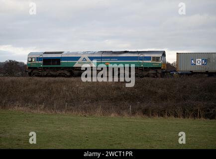 Diesellokomotive der Baureihe 66 GBRf Nr. 66711 „Sence“, die einen freightliner-Zug zieht, Warwickshire, Großbritannien Stockfoto