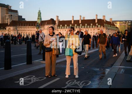 14. September 2022: Die Westminster Bridge ist für den Verkehr am Tag der Prozession gesperrt, die die Königin vom Buckingham Palace zur Westminster Hall bringt, wo sie bis zur Beerdigung am Montag im Staat liegt. Stockfoto