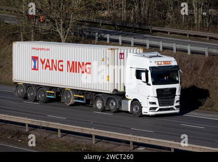 A.J.Dean LKW mit einem Yang Ming Container auf der Autobahn M40, Warwickshire, Großbritannien Stockfoto