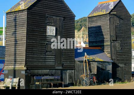 Traditionelle Fischerhütten mit schwarzgeteerten Netzhütten am Old Town Stade, Hastings, Großbritannien Stockfoto