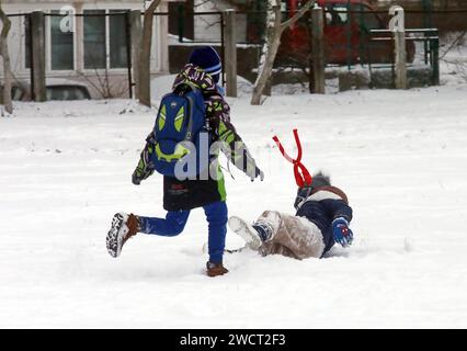 Nicht exklusiv: VYSHNEVE, UKRAINE - 15. JANUAR 2024 - Kinder spielen Schneebälle, Vyshneve, Kiew Region, Nord-Zentral-Ukraine. Stockfoto