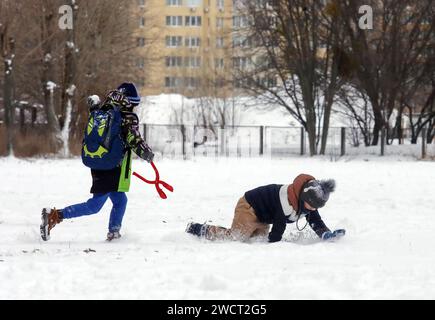 Nicht exklusiv: VYSHNEVE, UKRAINE - 15. JANUAR 2024 - Kinder spielen Schneebälle, Vyshneve, Kiew Region, Nord-Zentral-Ukraine. Stockfoto