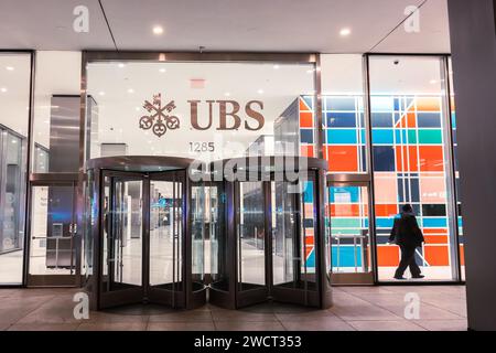 Manhattan, USA. Januar 2024. Sicherheitsbeamte untersuchen den Eingang des New Yorker UBS-Hauptquartiers an der 1285 6th Avenue in Manhattan, NY, am Freitag, den 12. Januar 2024. (Foto: Cristina Matuozzi/SIPA USA) Credit: SIPA USA/Alamy Live News Stockfoto