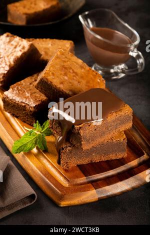 Stücke Schokoladenbrownie auf dem Tisch. Stockfoto