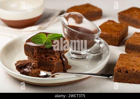 Stücke Schokoladenbrownie auf dem Tisch. Stockfoto