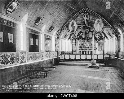 Eine Fotografie aus dem Jahr 1901 vom Inneren der römisch-katholischen Kirche in Fort Good Hope, einem Posten der Hudson’s Bay Company am Mackenzie River in den Northwest Territories, aufgenommen von C W Mathers auf einer Expedition in den hohen Norden Kanadas und veröffentlicht in seinem Buch „The Far North“. Mathers untertitelte dieses Foto: Innenraum der R.C.-Kirche [Our Lady of Good Hope] am Polarkreis bei Fort Good Hope, Mackenzie River. Stockfoto