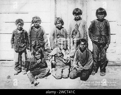 Eine Fotografie von Jungen der Tlicho, indigenen Dene First Nations, am Great Slave Lake in den Nordwest-Territorien aus dem Jahr 1901, aufgenommen von C W Mathers auf einer Expedition in den äußersten Norden Kanadas und veröffentlicht in seinem Buch „The Far North“. Mathers untertitelte dieses Foto: Eine Gruppe von Dogrib-Indianern, Great Slave Lake. Stockfoto